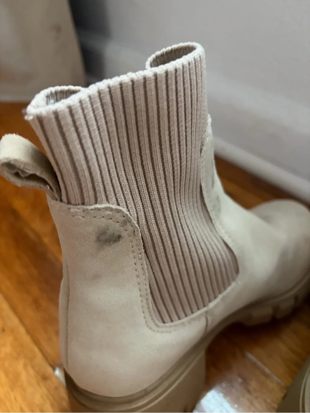 Women’s Steve Madden Cream Ribbed Chelsea Ankle Boots (6.5)